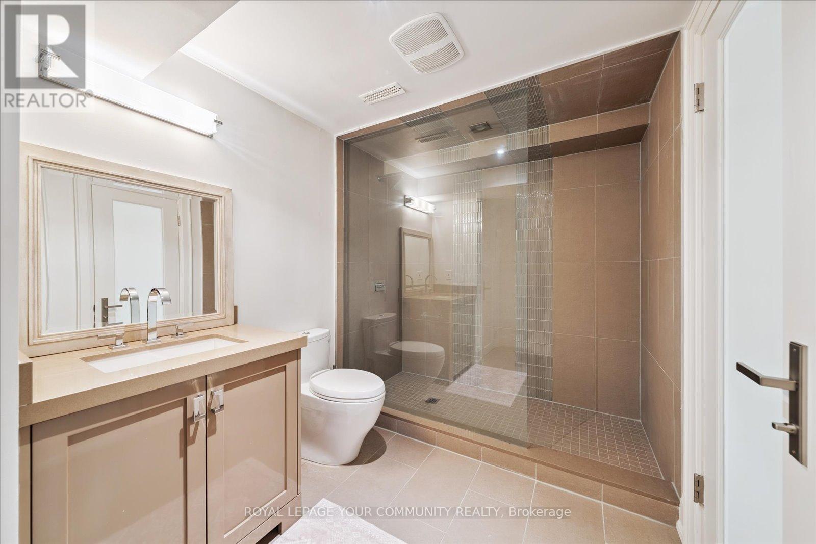 Photo 28 of 8 Winterport Court, Richmond Hill ON