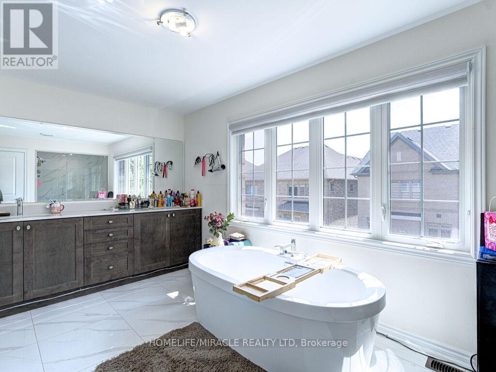 Photo 22 of 8 Jenwood Crescent, Brampton ON