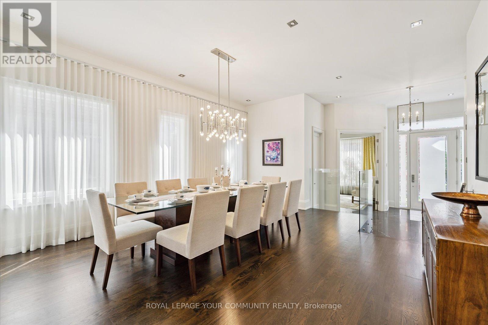 Photo 7 of 8 Winterport Court, Richmond Hill ON