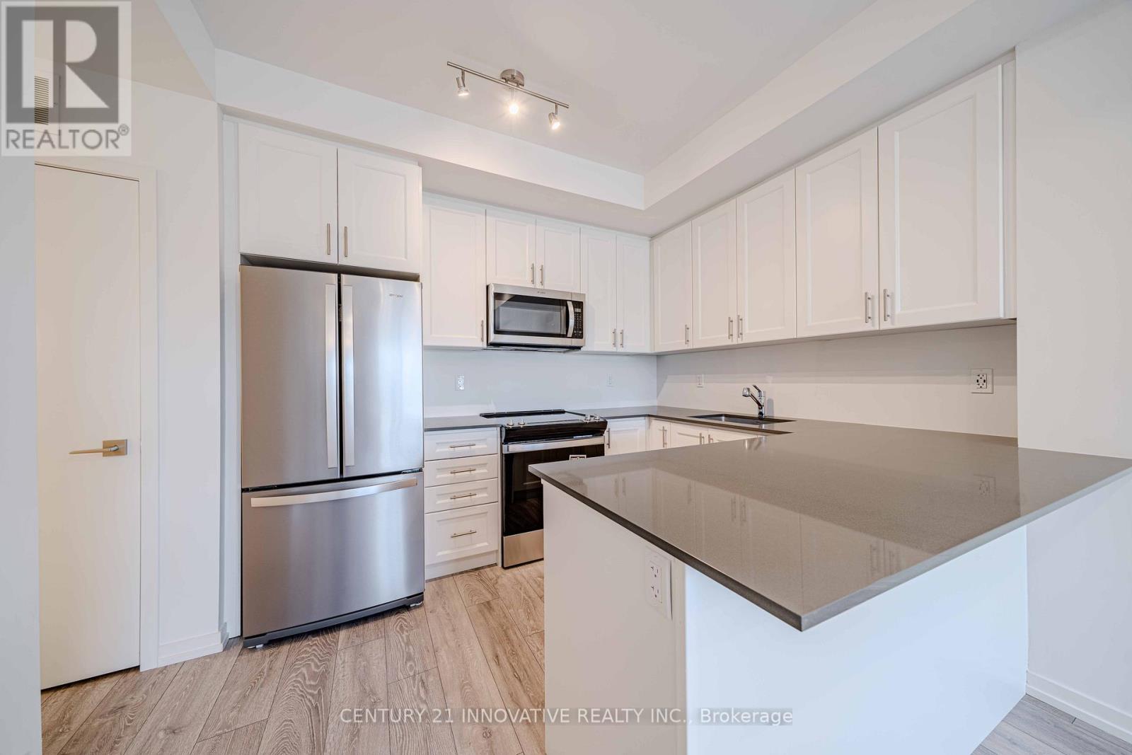 Photo 13 of 10 16 Lytham Green Circle, Newmarket ON