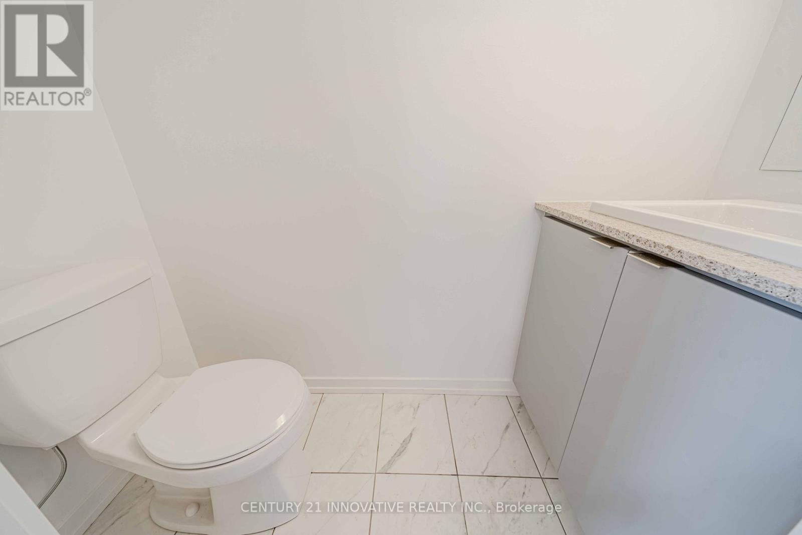 Photo 20 of 10 16 Lytham Green Circle, Newmarket ON