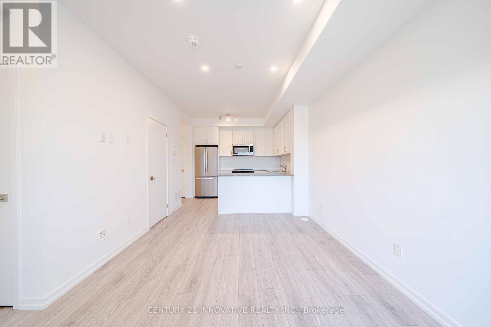 Photo 8 of 10 16 Lytham Green Circle, Newmarket ON