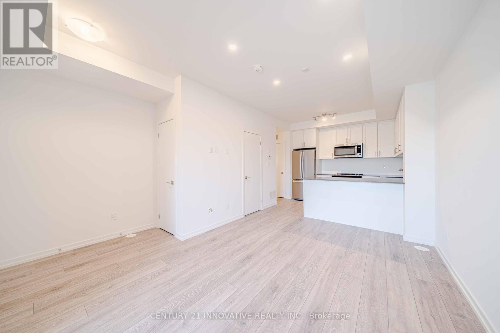Photo 9 of 10 16 Lytham Green Circle, Newmarket ON