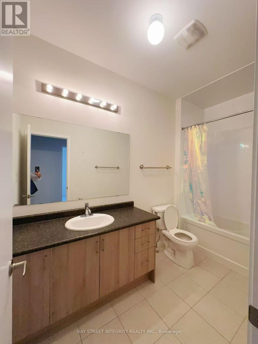 Photo 11 of 216 Elyse Court, Aurora ON