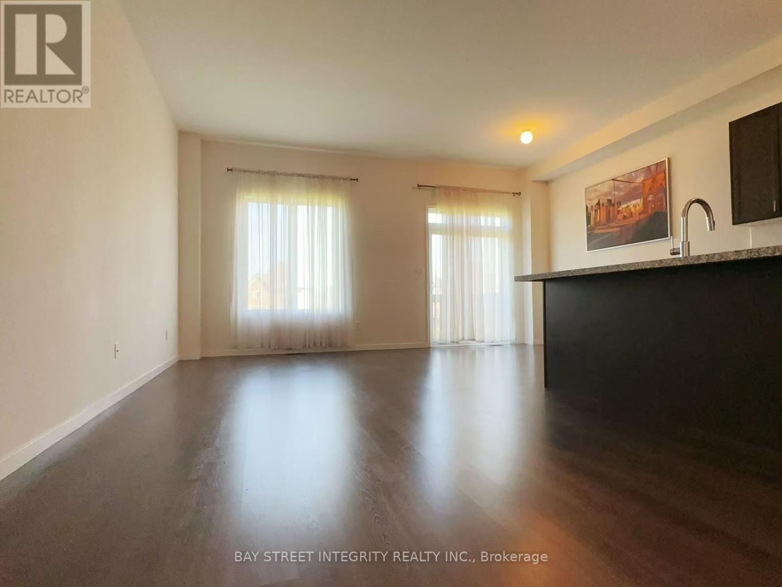 Photo 3 of 216 Elyse Court, Aurora ON