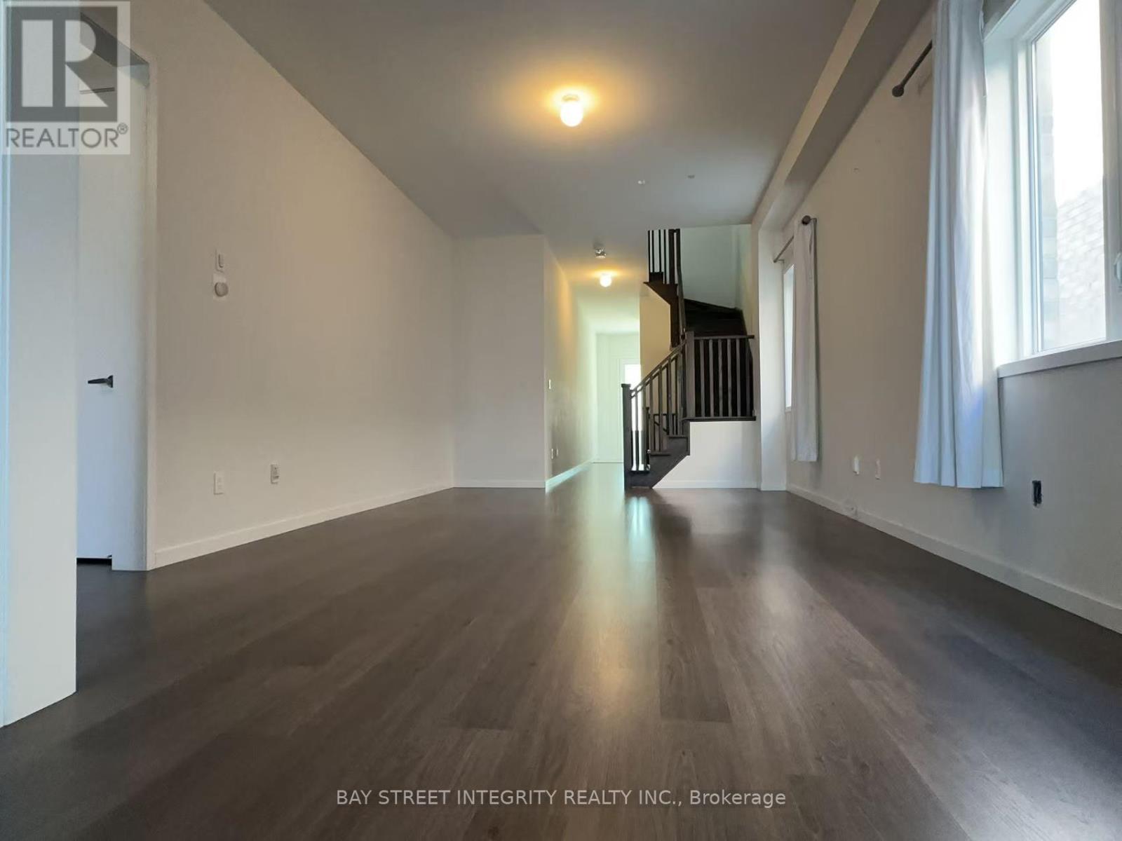 Photo 4 of 216 Elyse Court, Aurora ON