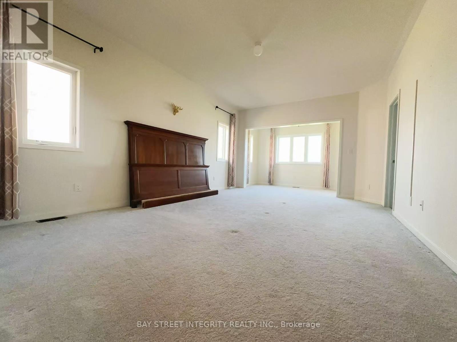 Photo 5 of 216 Elyse Court, Aurora ON