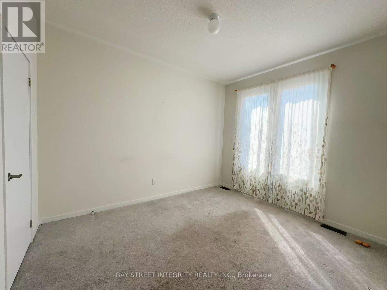 Photo 6 of 216 Elyse Court, Aurora ON