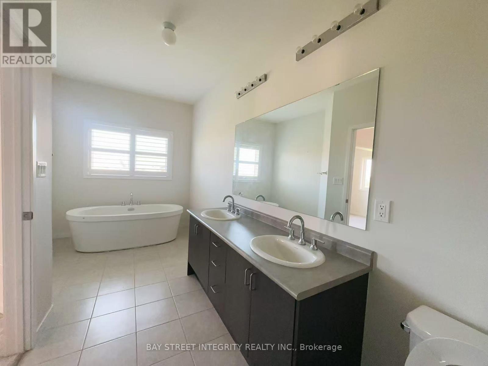 Photo 7 of 216 Elyse Court, Aurora ON