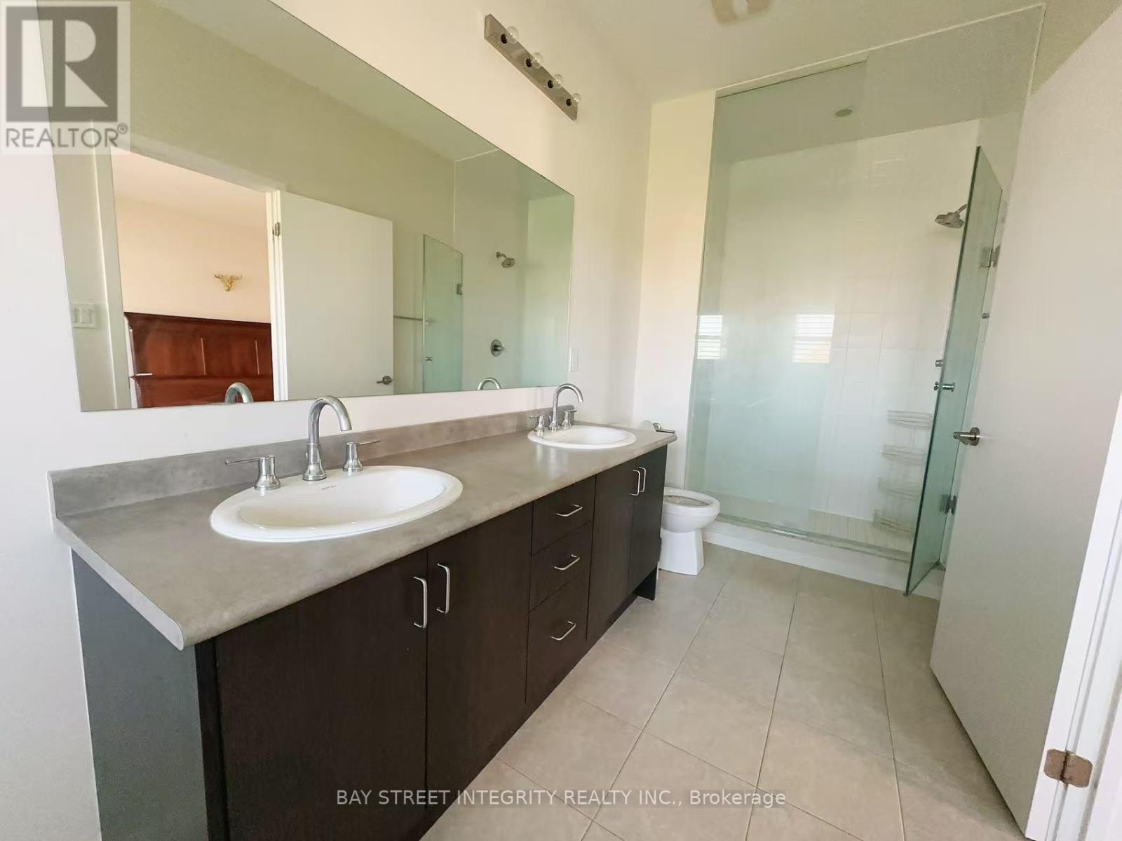 Photo 8 of 216 Elyse Court, Aurora ON