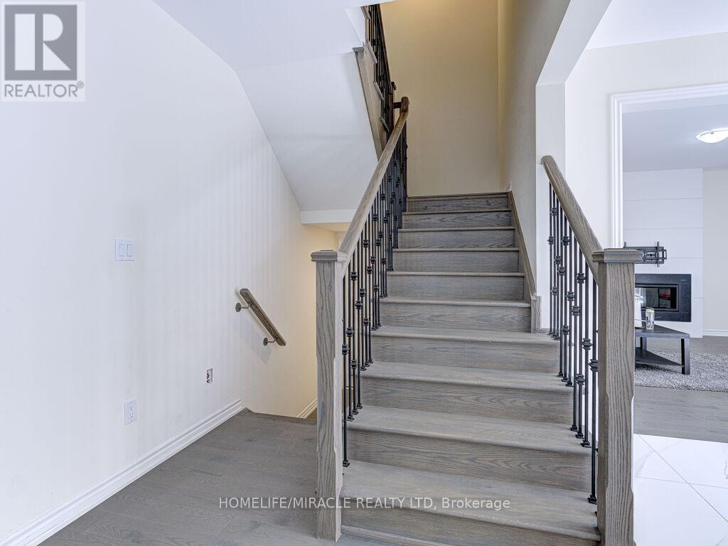 Photo 11 of 8 Jenwood Crescent, Brampton ON