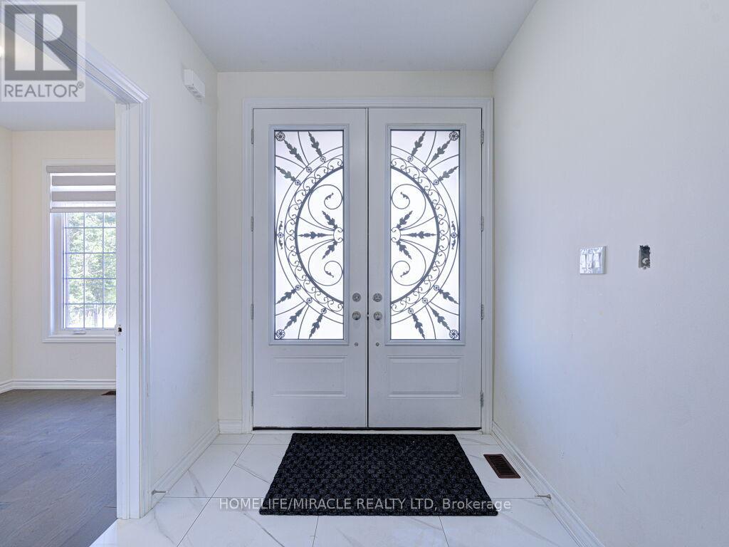 Photo 5 of 8 Jenwood Crescent, Brampton ON
