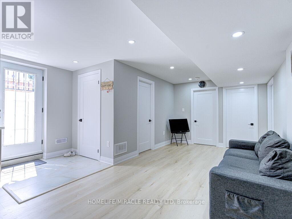 Photo 37 of 8 Jenwood Crescent, Brampton ON