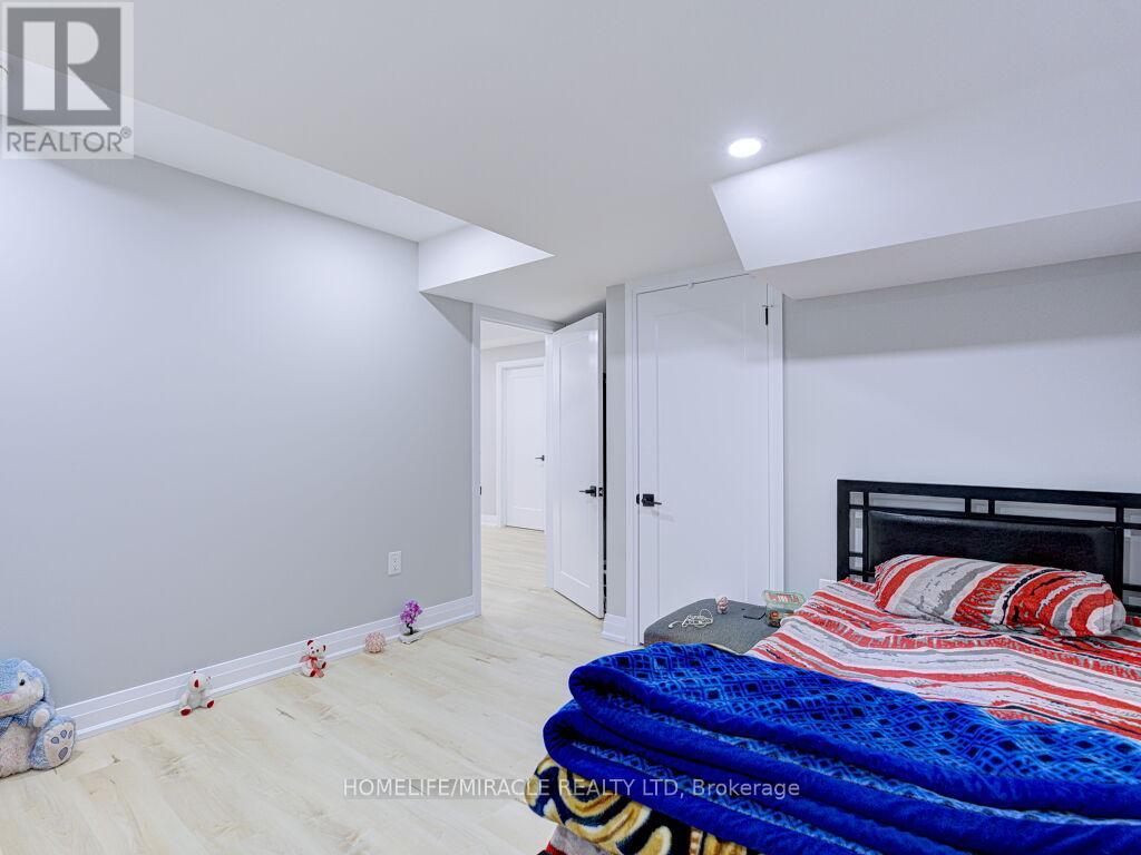 Photo 40 of 8 Jenwood Crescent, Brampton ON