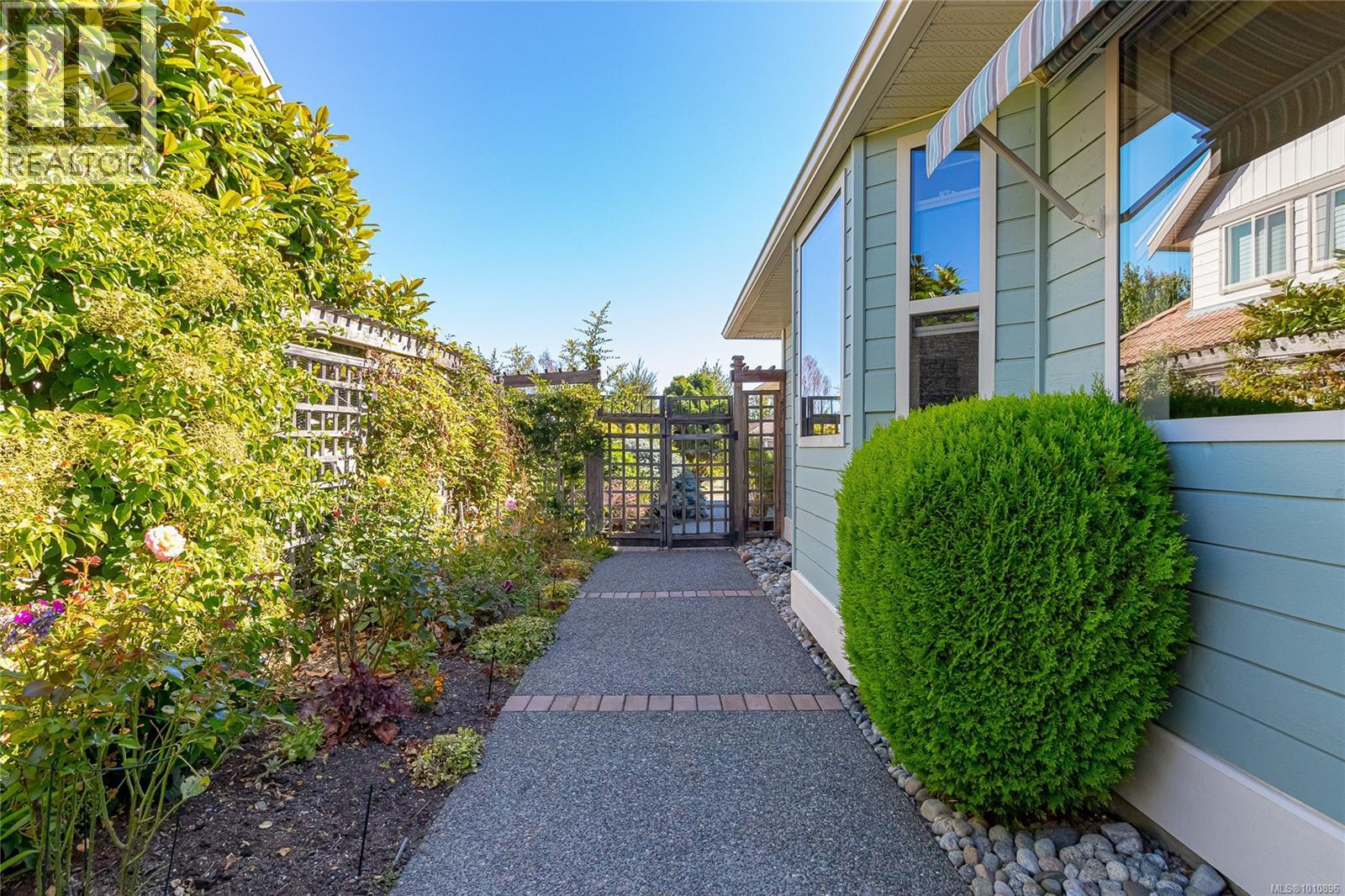  1118 Roberton Boulevard, French Creek