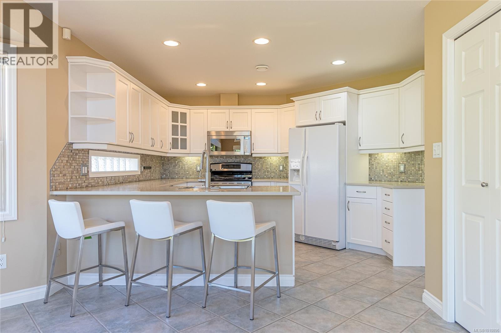  1118 Roberton Boulevard, French Creek