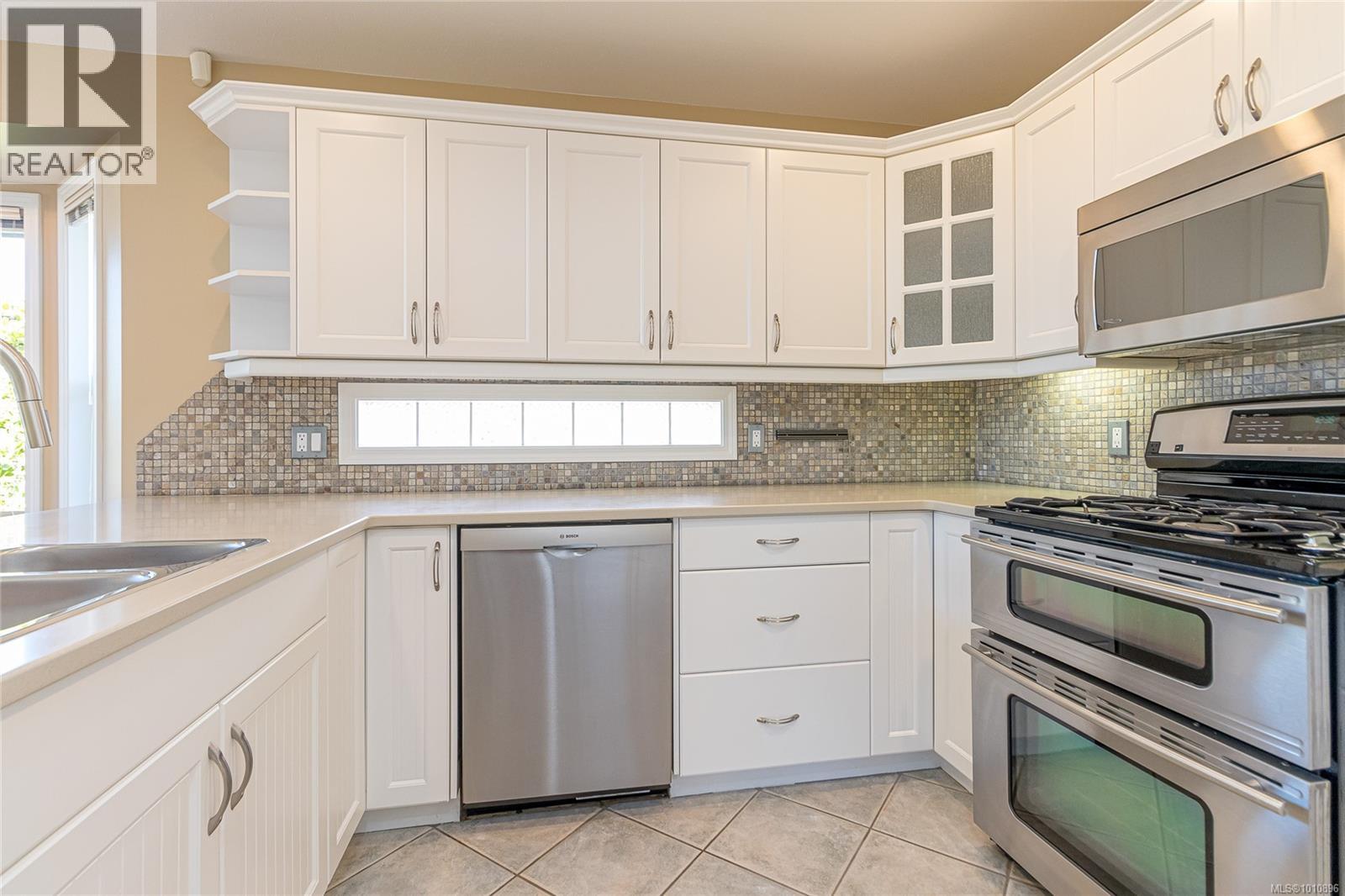  1118 Roberton Boulevard, French Creek