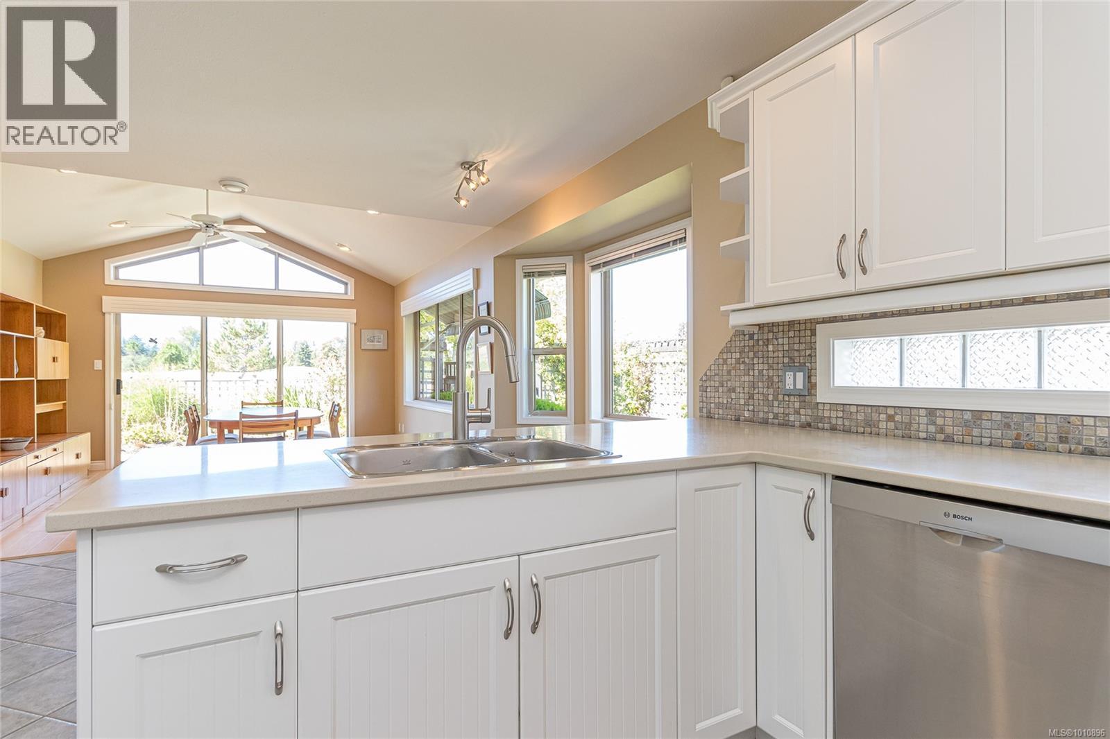  1118 Roberton Boulevard, French Creek