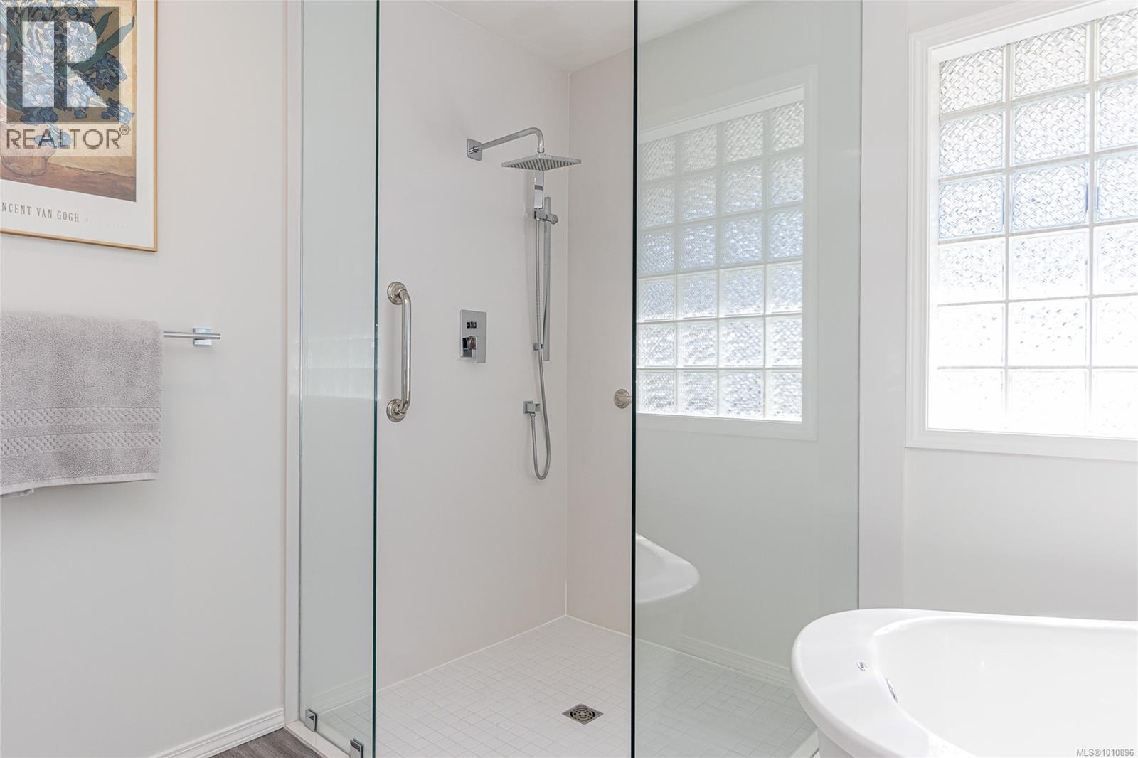  1118 Roberton Boulevard, French Creek
