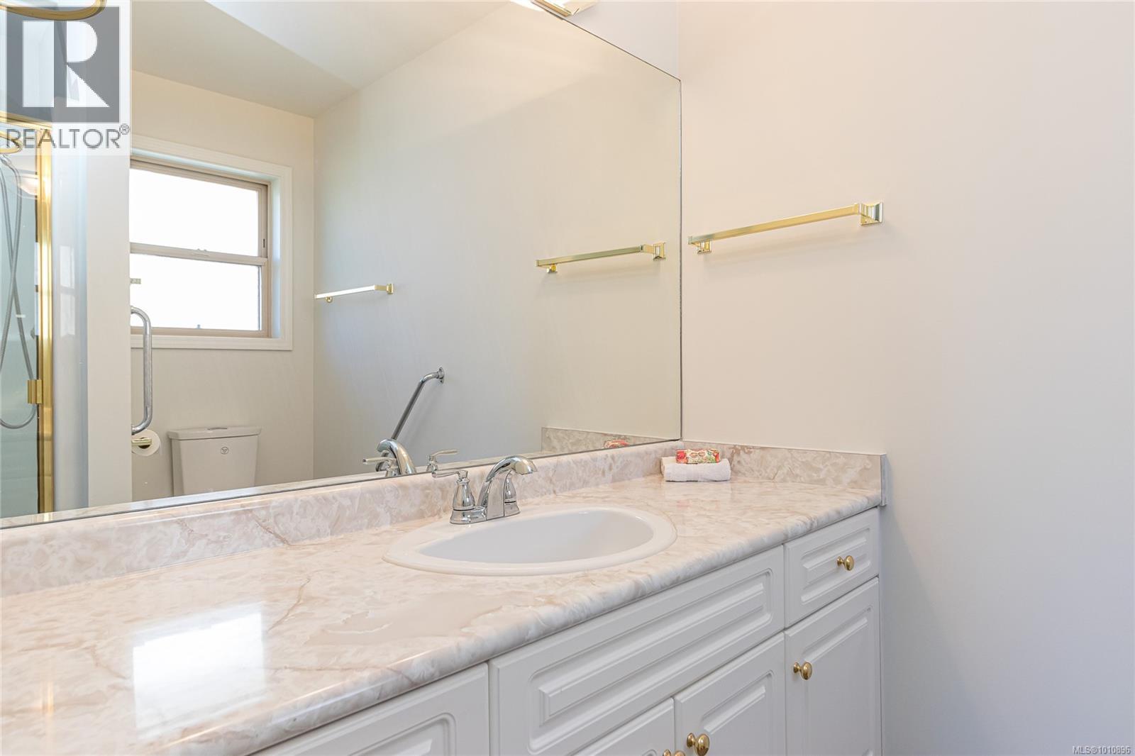  1118 Roberton Boulevard, French Creek