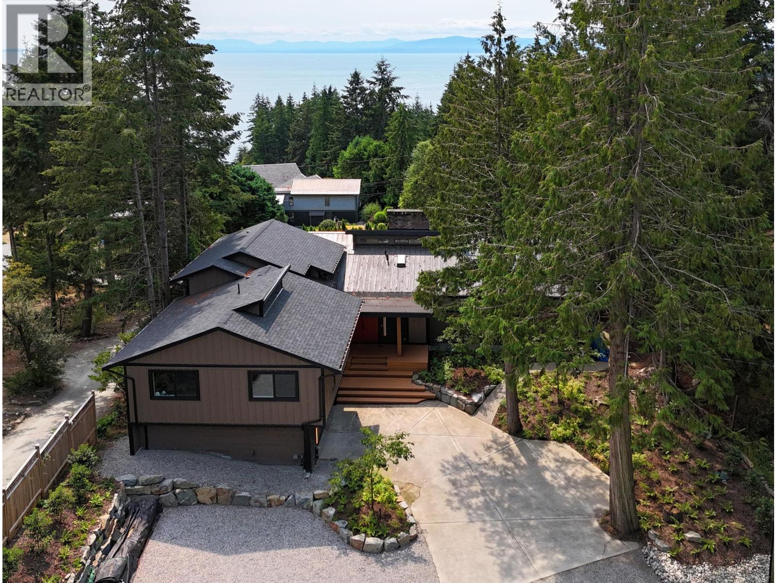 7305 REDROOFFS ROAD, Halfmoon Bay
