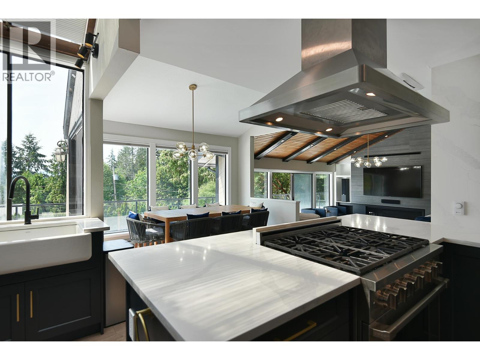 7305 REDROOFFS ROAD, Halfmoon Bay
