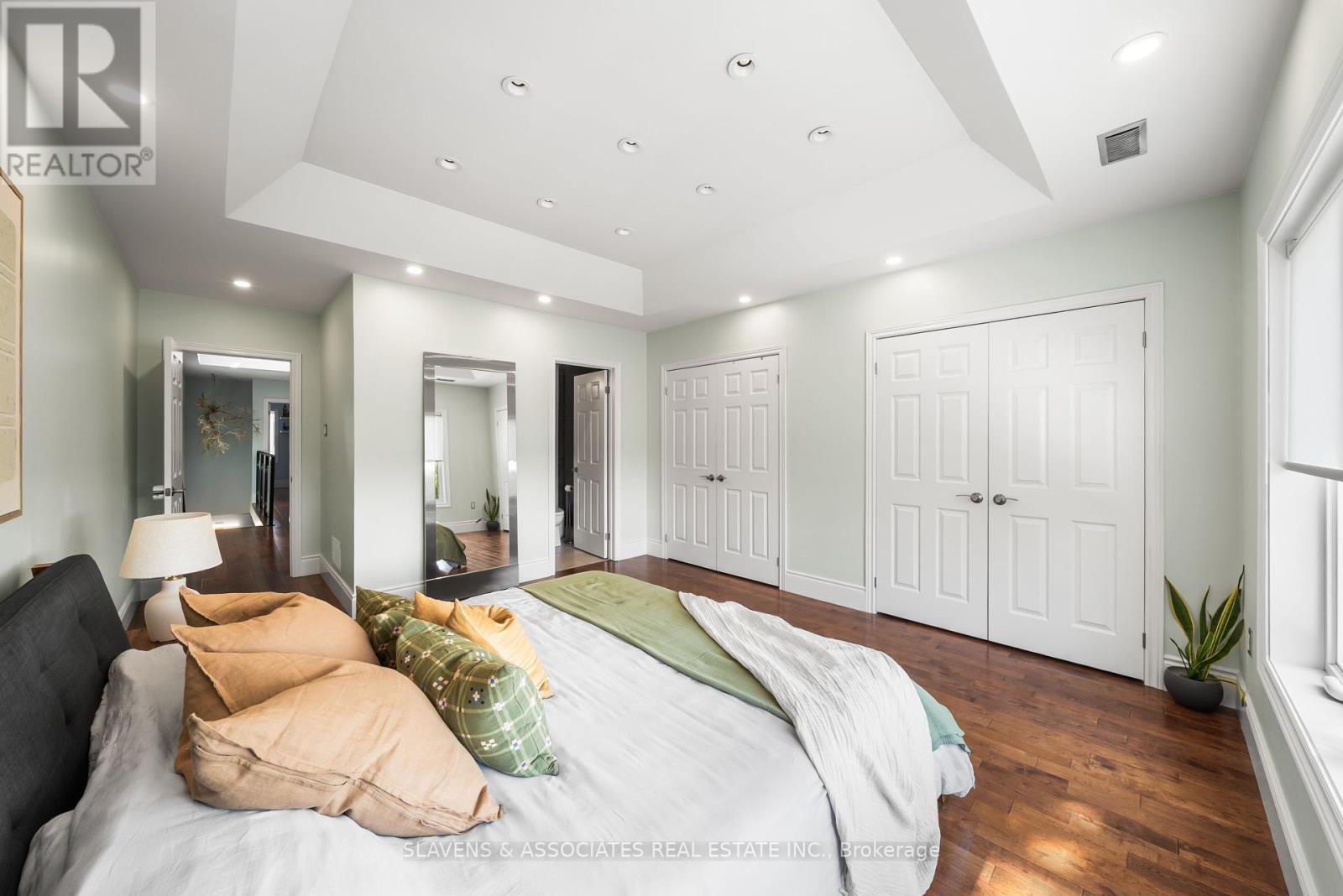 Photo 24 of 102 Gilbert Avenue, Toronto ON