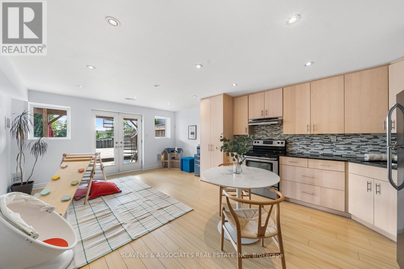 Photo 31 of 102 Gilbert Avenue, Toronto ON