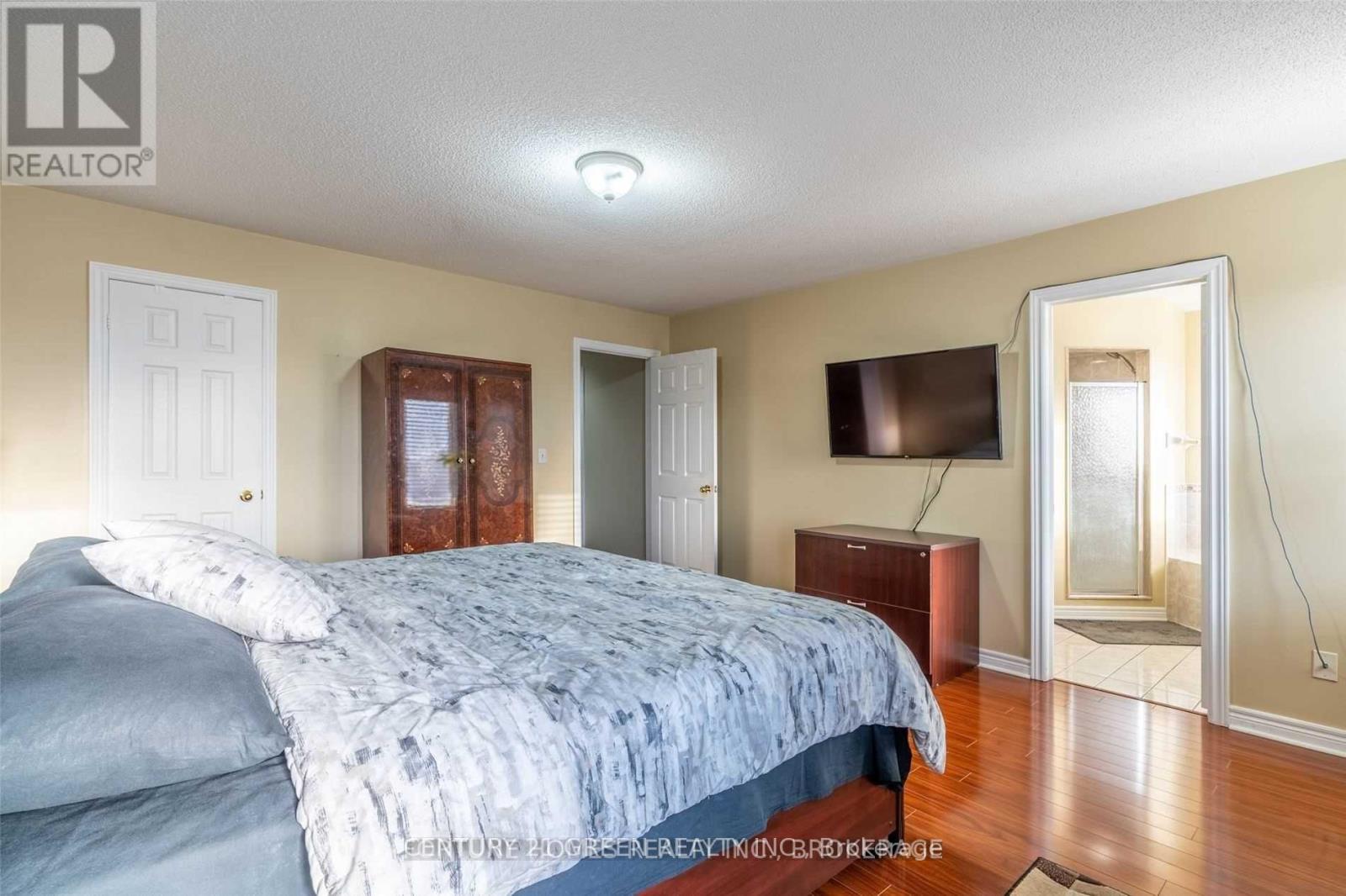 Photo 3 of 41 Attview Crescent, Brampton ON