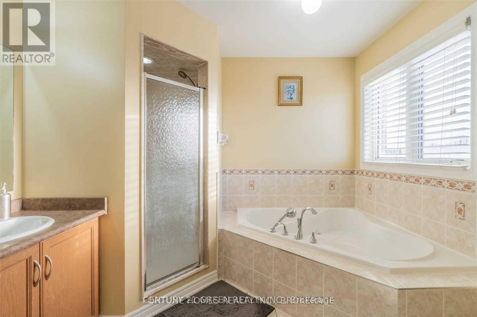 Photo 8 of 41 Attview Crescent, Brampton ON