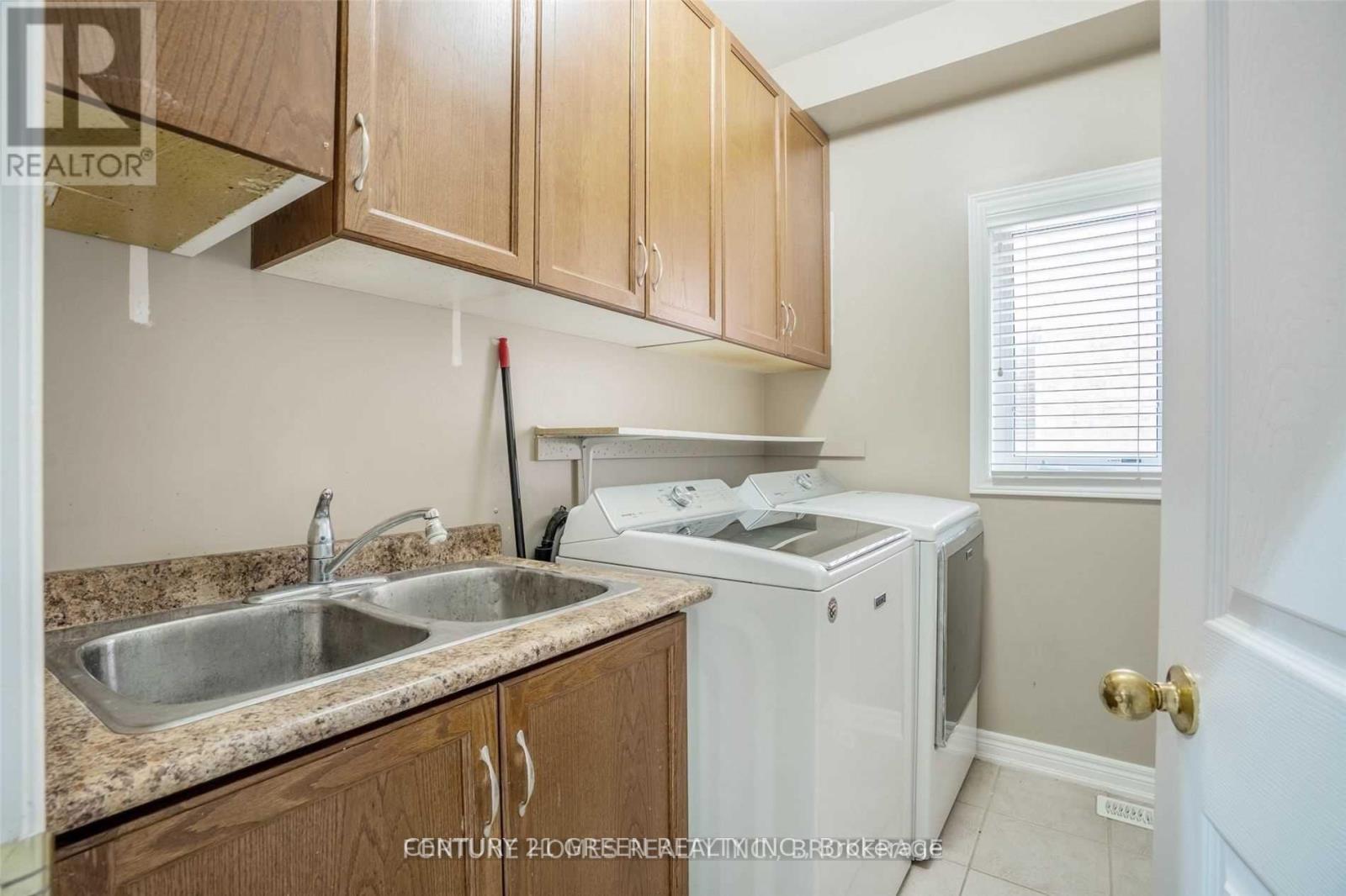 Photo 4 of 41 Attview Crescent, Brampton ON