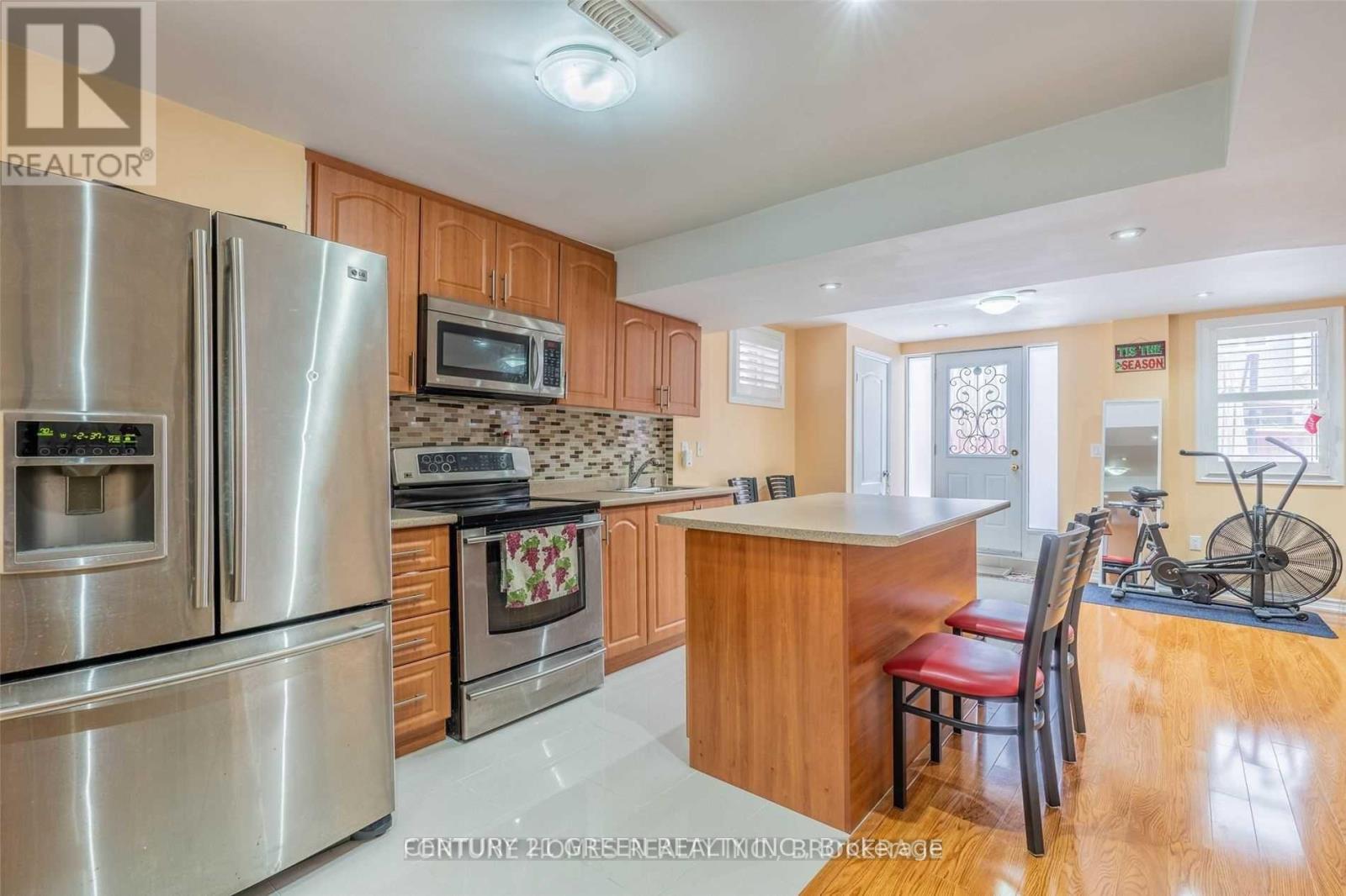 Photo 10 of 41 Attview Crescent, Brampton ON