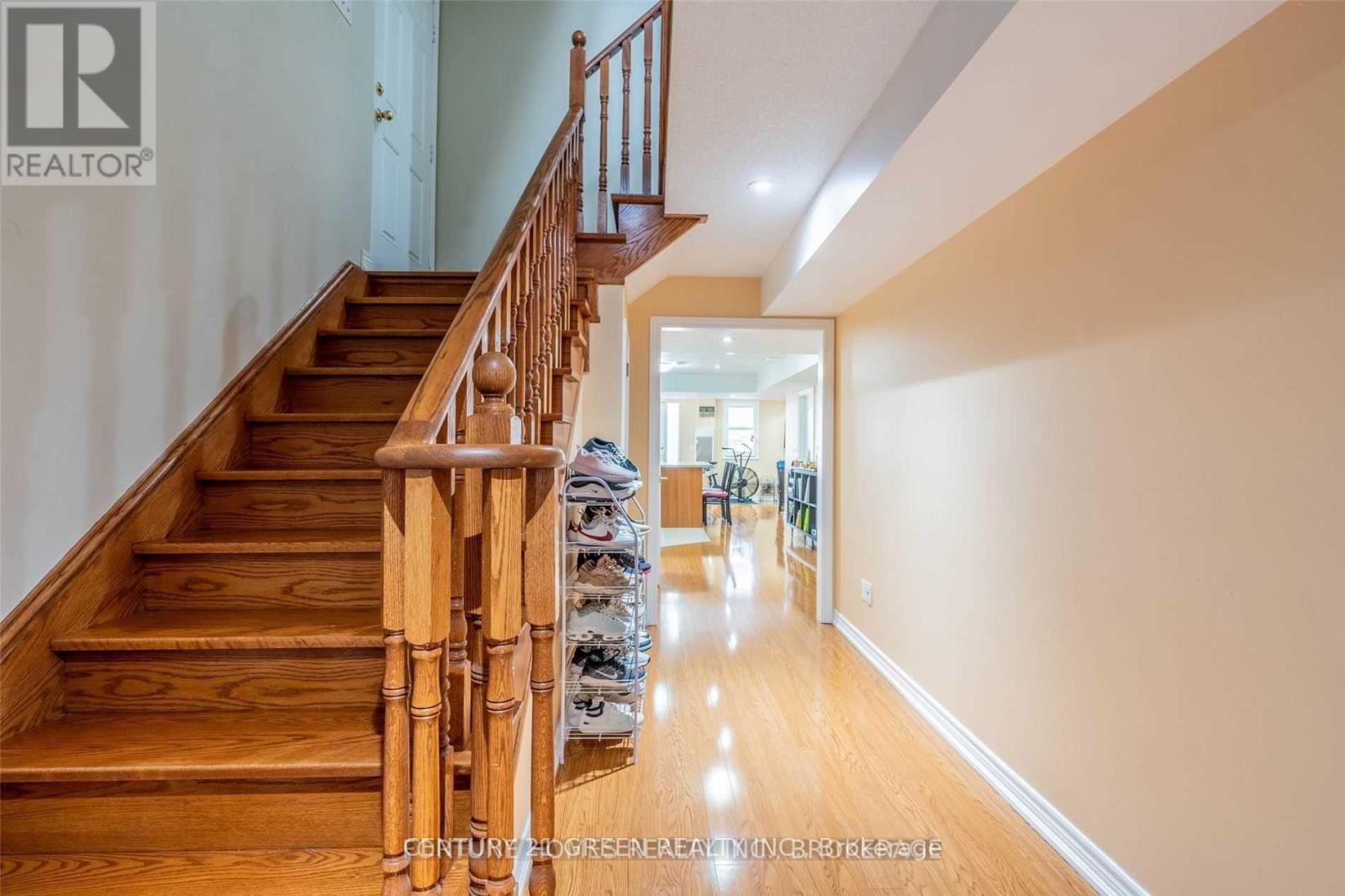 Photo 9 of 41 Attview Crescent, Brampton ON