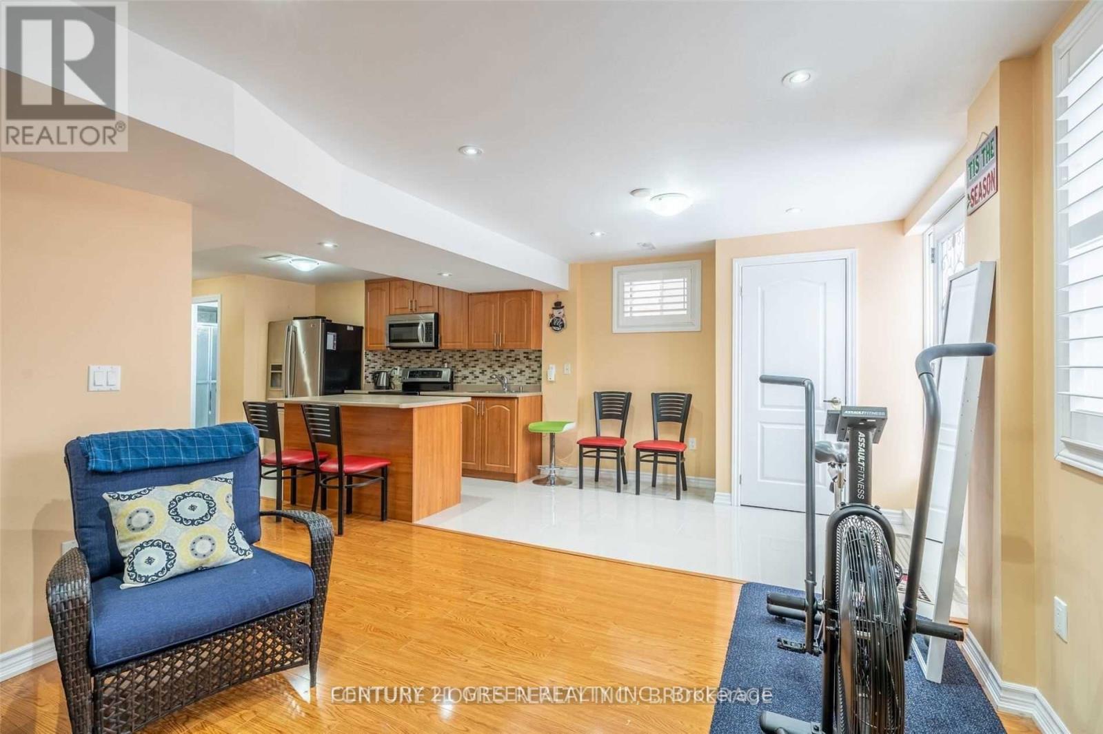 Photo 7 of 41 Attview Crescent, Brampton ON
