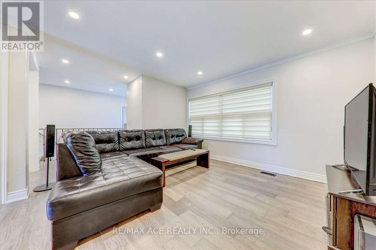 Photo 23 of Main 19 Swanhurst Boulevard, Mississauga ON