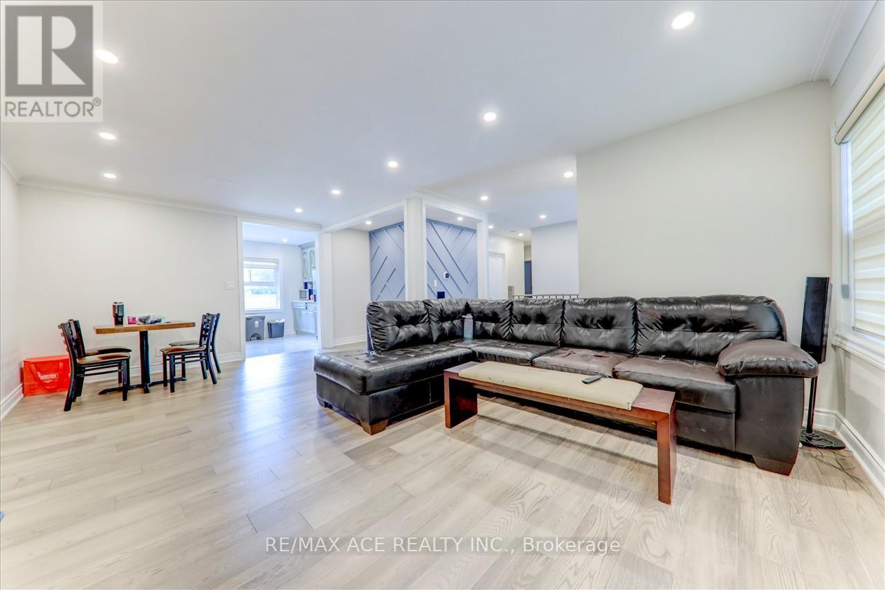 Photo 7 of Main 19 Swanhurst Boulevard, Mississauga ON
