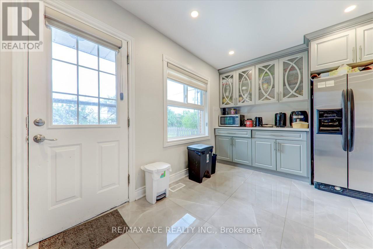 Photo 11 of Main 19 Swanhurst Boulevard, Mississauga ON