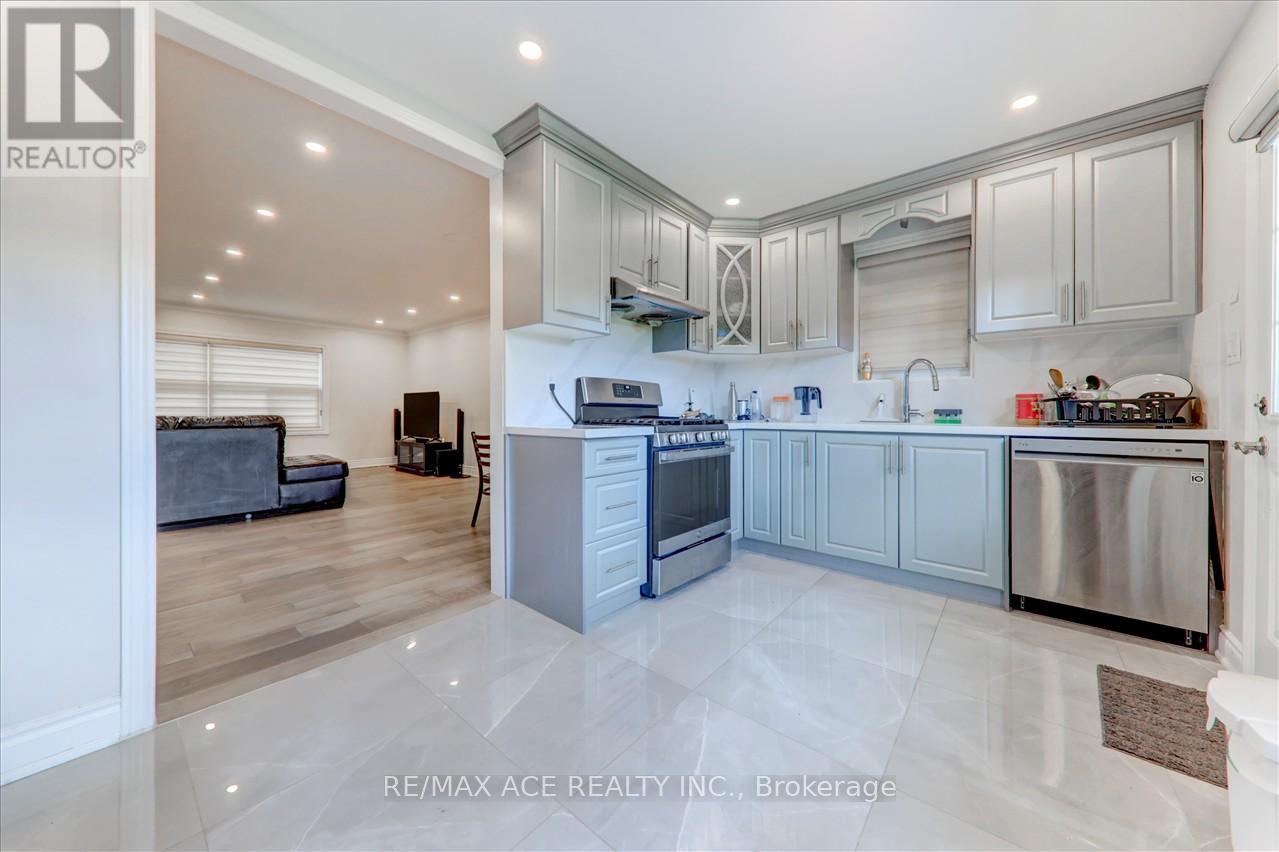 Photo 17 of Main 19 Swanhurst Boulevard, Mississauga ON