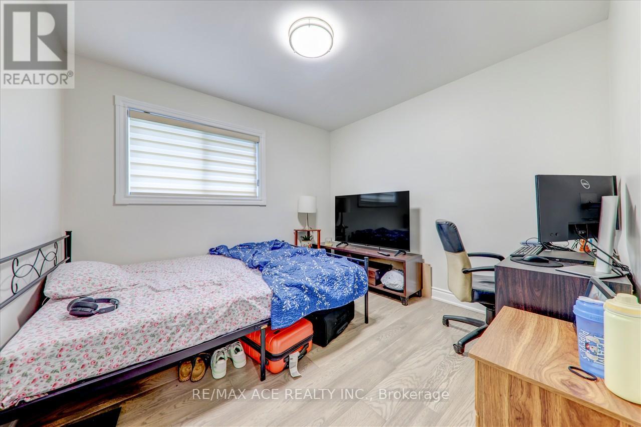 Photo 13 of Main 19 Swanhurst Boulevard, Mississauga ON