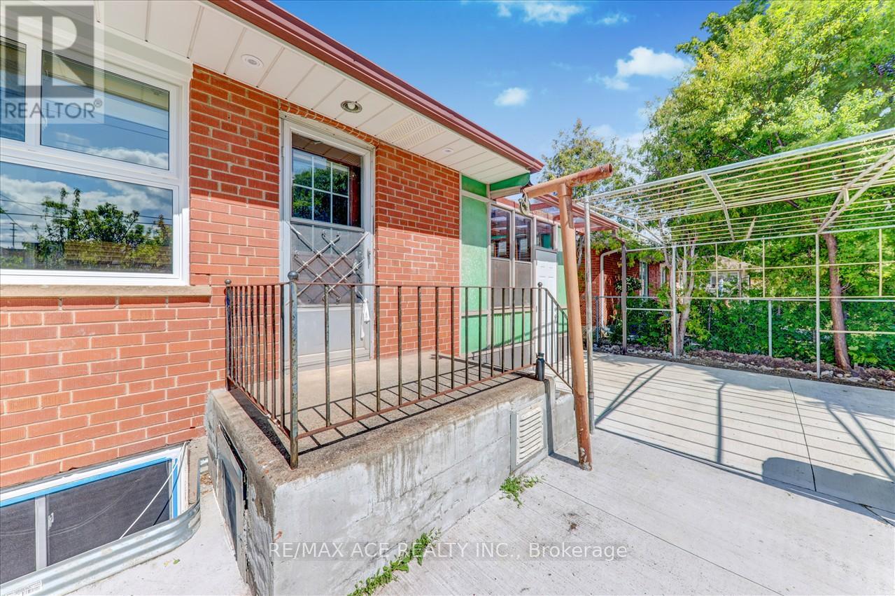 Photo 10 of Main 19 Swanhurst Boulevard, Mississauga ON