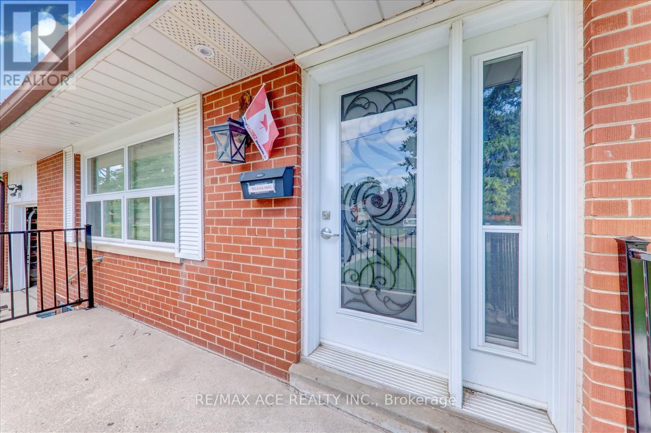 Photo 24 of Main 19 Swanhurst Boulevard, Mississauga ON