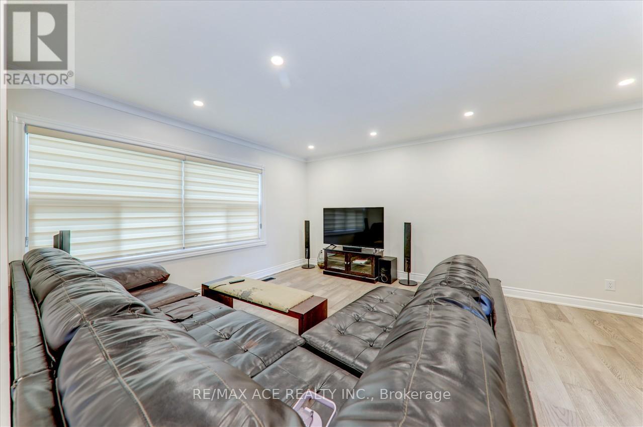 Photo 19 of Main 19 Swanhurst Boulevard, Mississauga ON