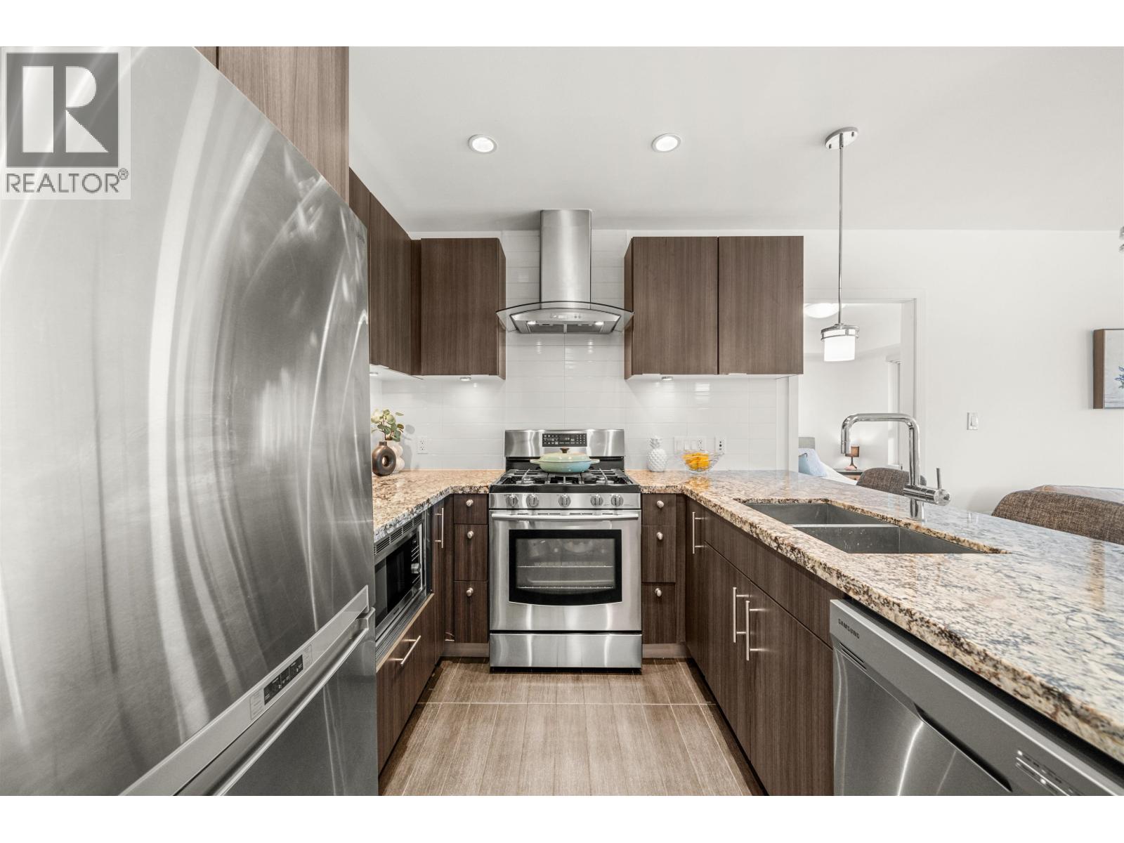 Photo 10 of 201 5688 Hastings Street, Burnaby BC