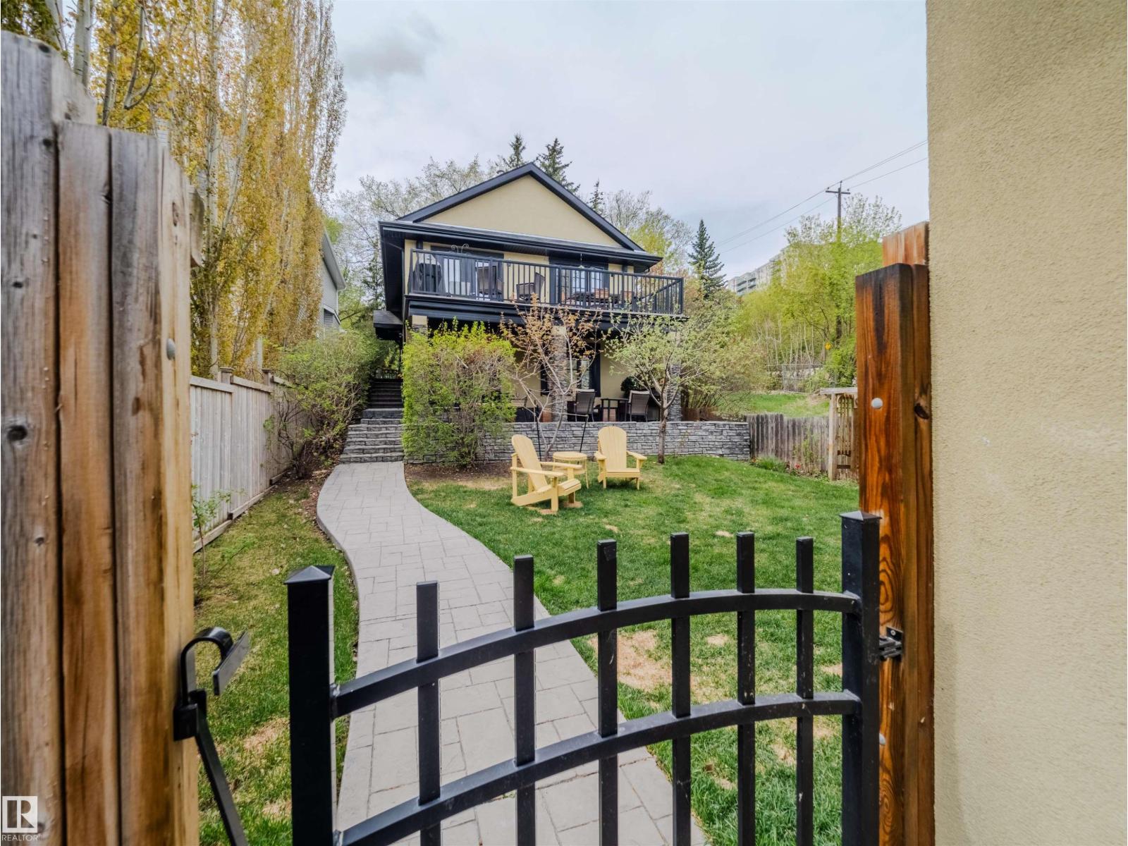Photo 16 of 10067 93 St Nw, Edmonton AB