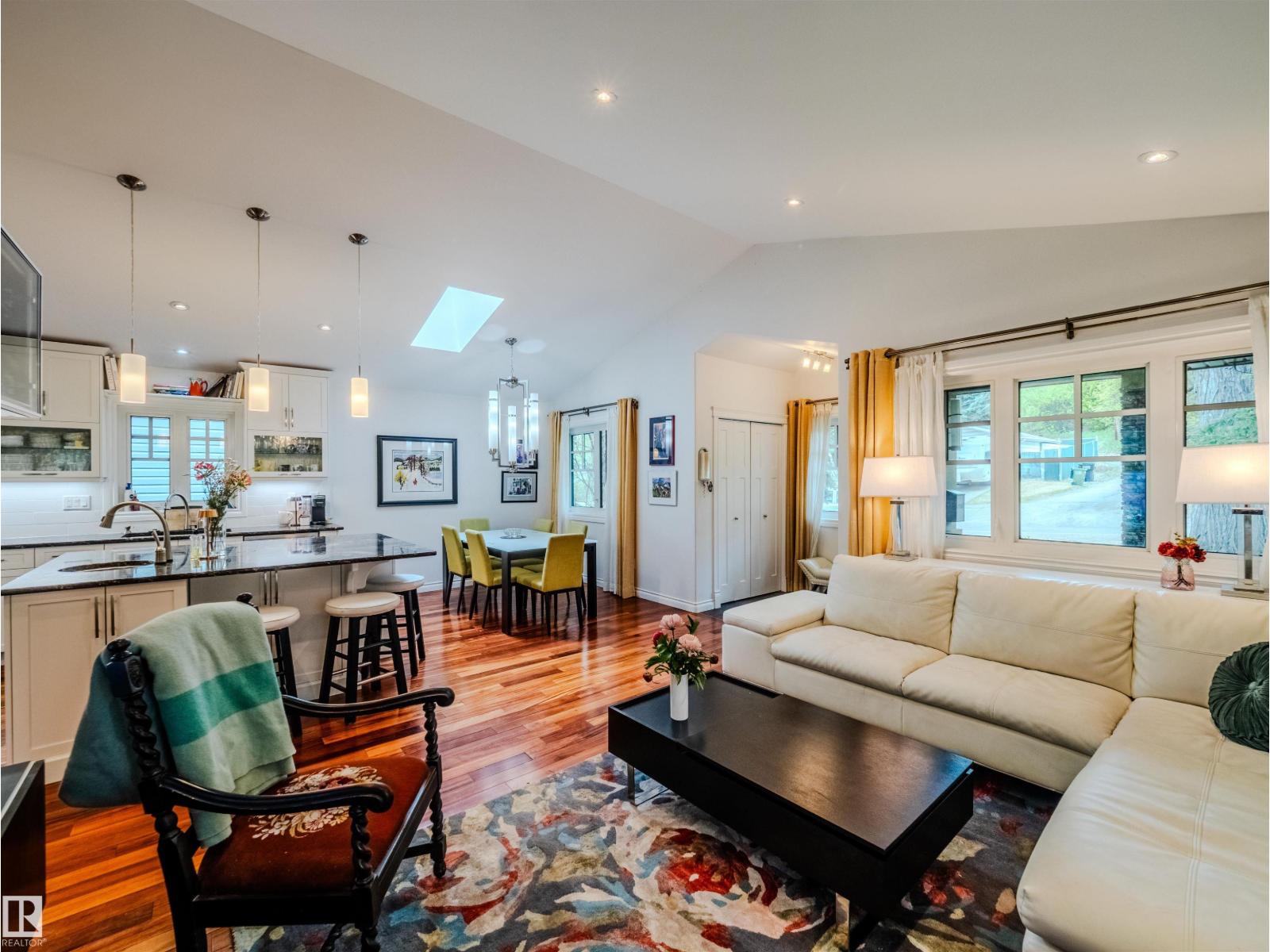 Photo 21 of 10067 93 St Nw, Edmonton AB