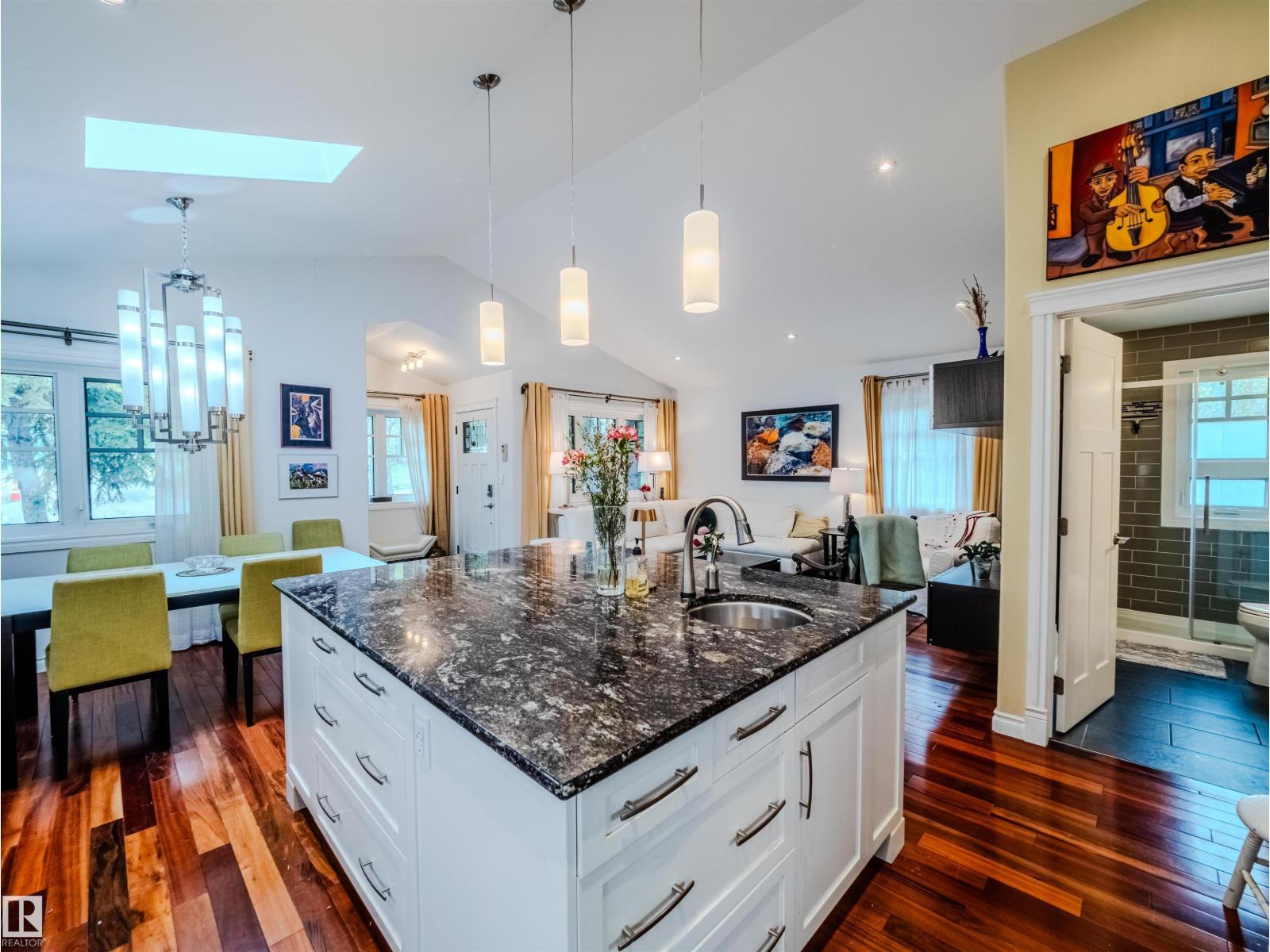 Photo 27 of 10067 93 St Nw, Edmonton AB