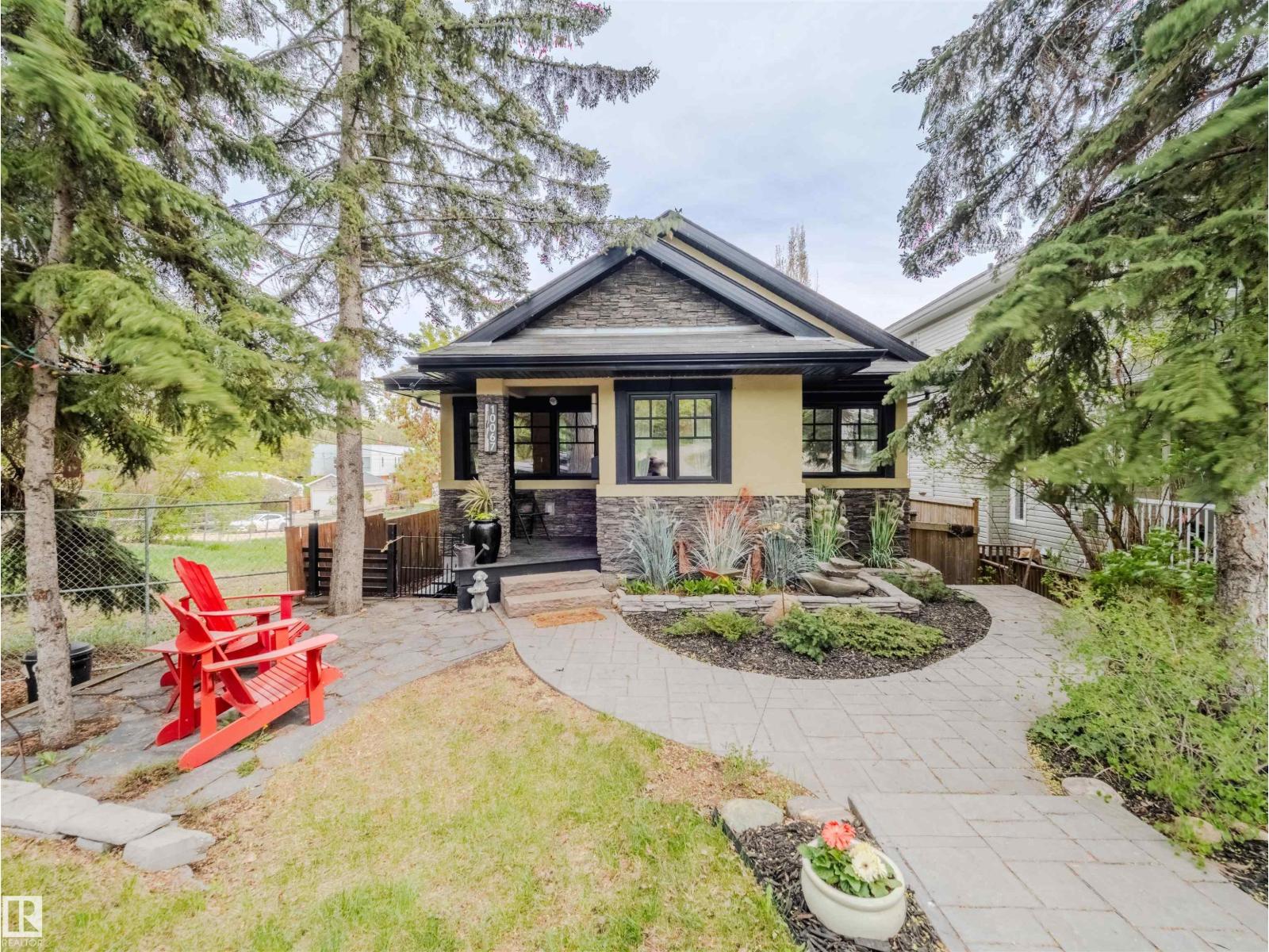 Photo 4 of 10067 93 St Nw, Edmonton AB