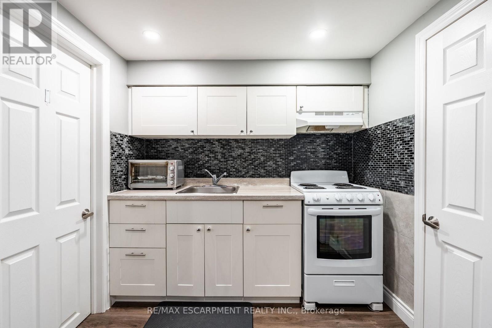 Photo 22 of 258 Oakhill Drive, Brantford ON