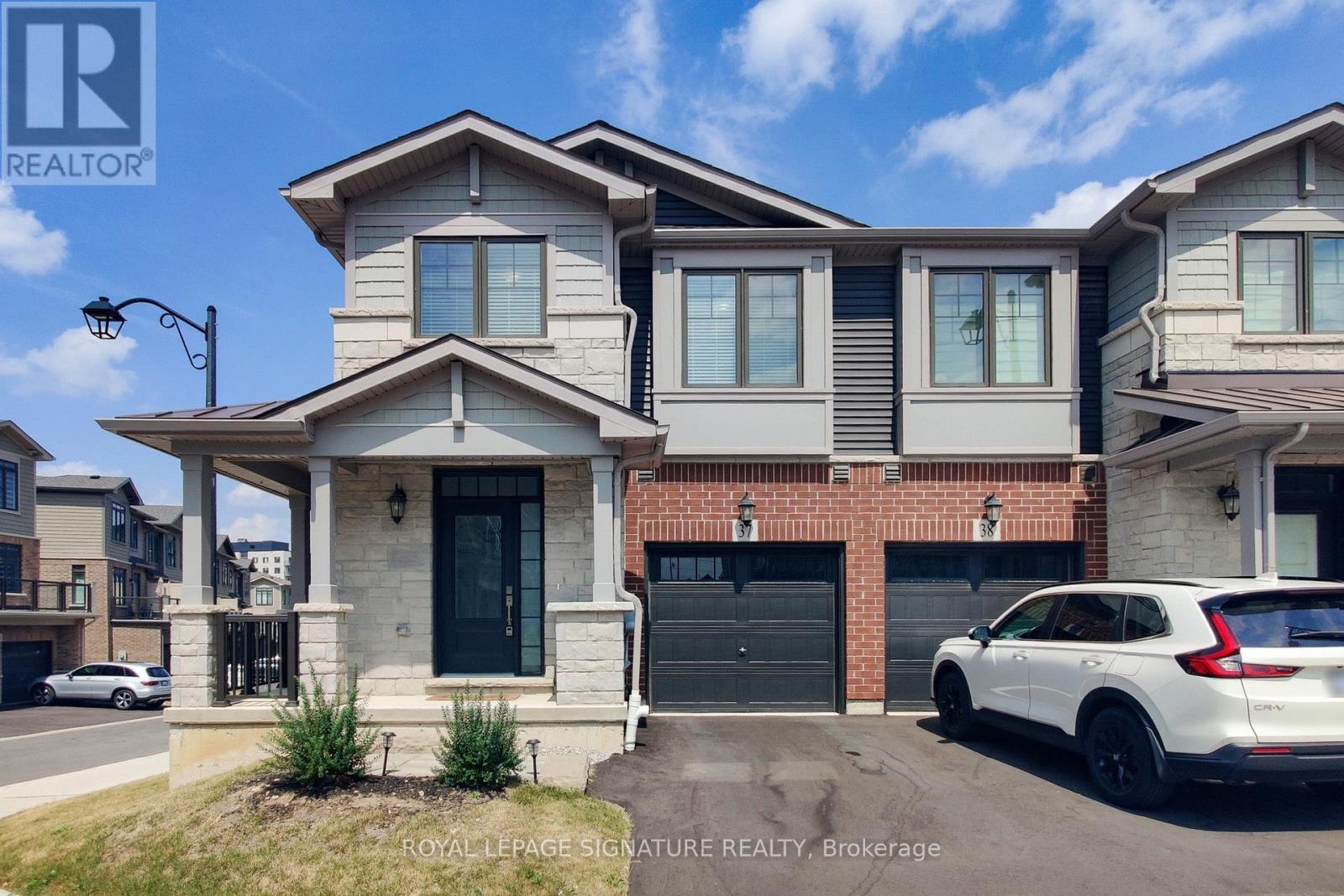 Photo 18 of 37 10 Birmingham Drive, Cambridge ON