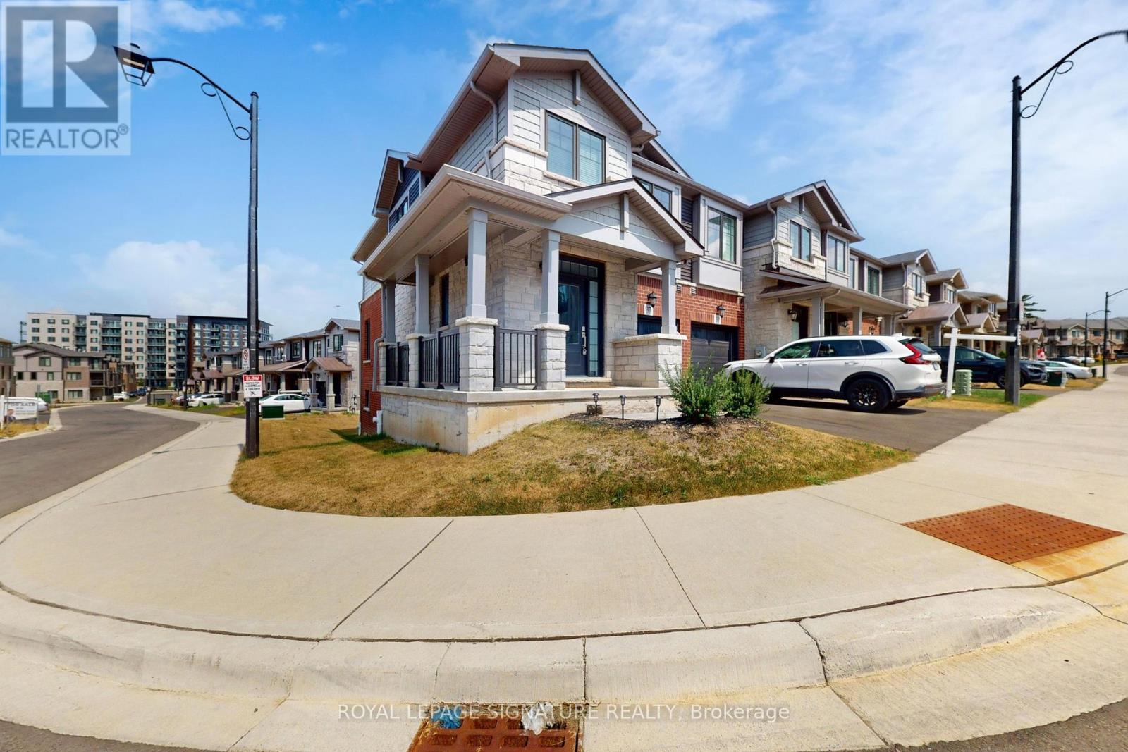 Photo 12 of 37 10 Birmingham Drive, Cambridge ON